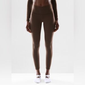 Aritzia TNA BUTTER Cheeky Hi-Rise 24" Legging